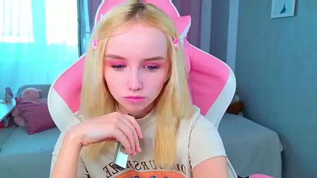 b4by LoL1 online show from February 28, 2026, 8:37 am