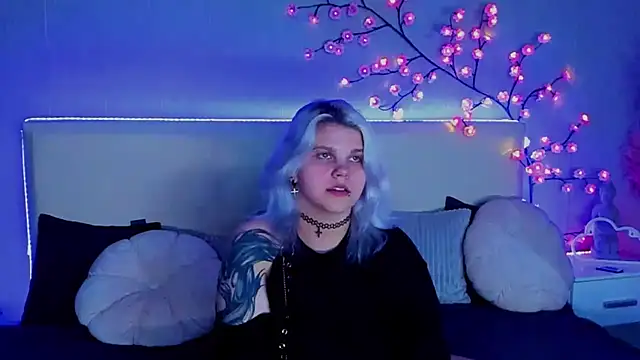 Snapshot of JoannLowe chatting on September 30, 2025, 8:14 pm JoannLowe online show from September 30, 2025, 8:14 pm