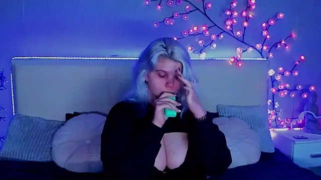 Snapshot of JoannLowe chatting on November 2, 2025, 8:33 pm JoannLowe online show from November 2, 2025, 8:33 pm