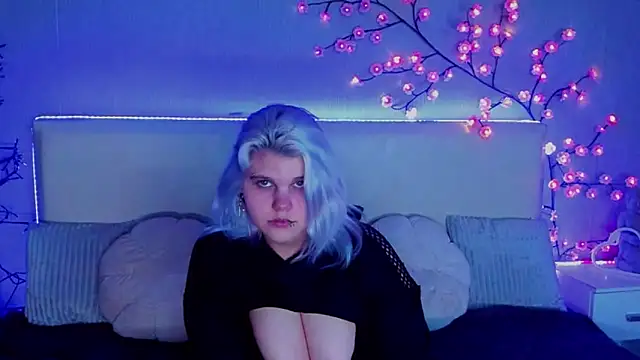 Snapshot of JoannLowe chatting on November 9, 2025, 8:07 pm JoannLowe online show from November 9, 2025, 8:07 pm