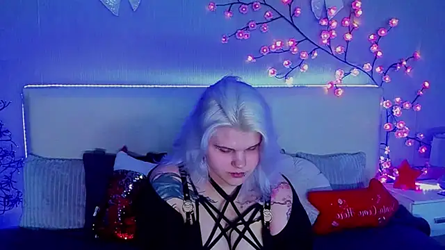 Snapshot of JoannLowe chatting on December 14, 2025, 8:13 pm JoannLowe online show from December 14, 2025, 8:13 pm