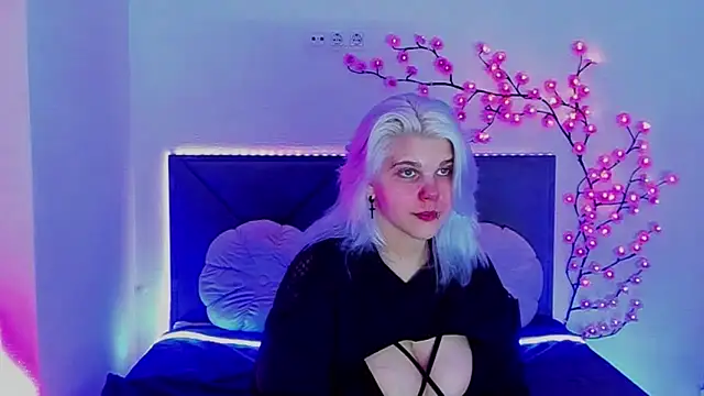 Snapshot of JoannLowe chatting on April 15, 2026, 7:43 pm JoannLowe online show from April 15, 2026, 7:43 pm