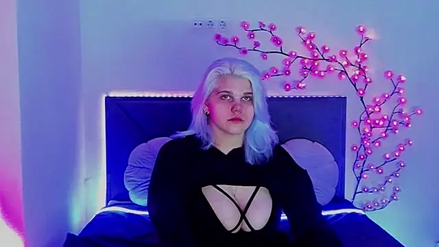 Snapshot of JoannLowe chatting on April 15, 2026, 7:58 pm JoannLowe online show from April 15, 2026, 7:58 pm