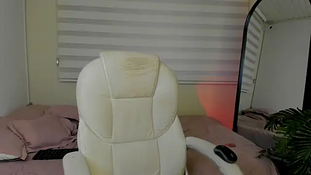 Catyloves online show from December 16, 2025, 10:15 pm