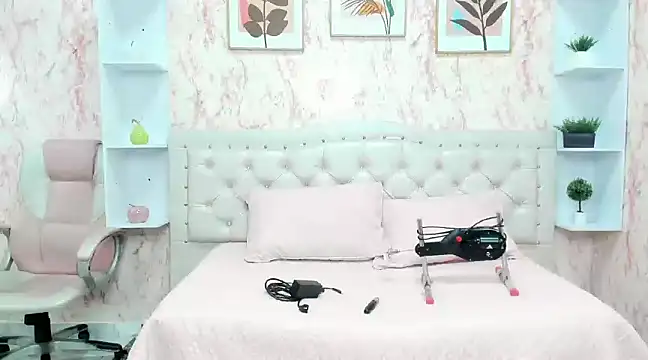 VICTORIA HOUSTON online show from January 24, 2025, 10:00 am