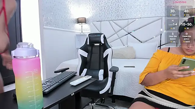 VICTORIA HOUSTON online show from December 21, 2025, 7:54 pm