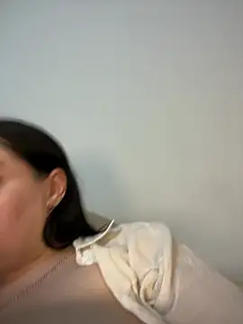 Snapshot of Evelinia chatting on February 20, 2025, 8:14 pm Evelinia online show from February 20, 2025, 8:14 pm