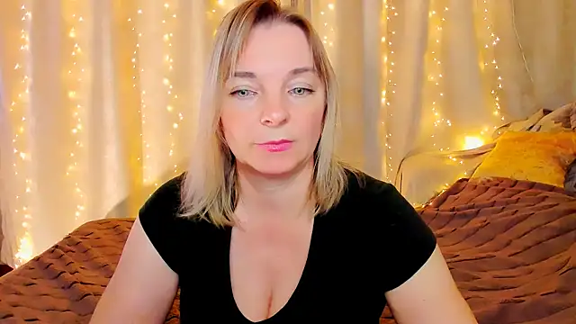 Snapshot of Regina__blue chatting on October 28, 2025, 3:58 pm Regina blue online show from October 28, 2025, 3:58 pm