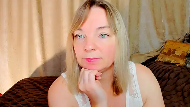 Snapshot of Regina__blue chatting on November 16, 2025, 3:39 pm Regina blue online show from November 16, 2025, 3:39 pm