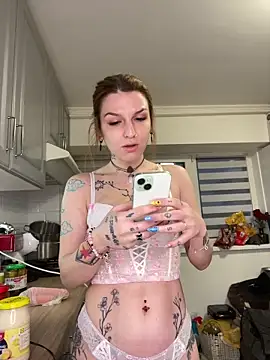 MoonAgnes online show from April 11, 2026, 5:06 pm