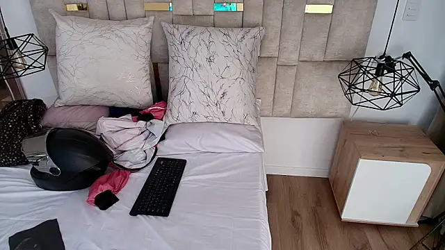 Lizz Tender online show from October 16, 2025, 12:50 pm