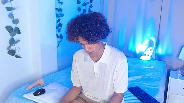 Snapshot of nickolas_moon chatting on February 4, 2025, 10:34 pm nickolas moon online show from February 4, 2025, 10:34 pm