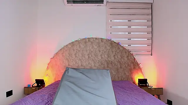 anisha x online show from December 1, 2025, 7:08 pm