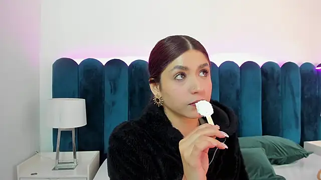 Snapshot of AnnyCherry_ chatting on November 14, 2025, 1:15 am AnnyCherry online show from November 14, 2025, 1:15 am