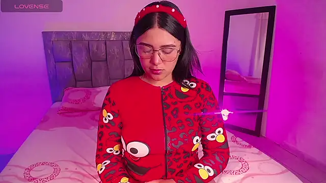 Snapshot of DIANEE_01 chatting on November 4, 2025, 10:09 pm DIANEE 01 online show from November 4, 2025, 10:09 pm