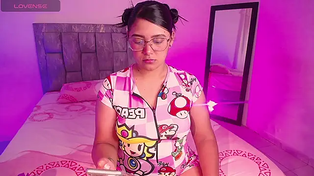 Snapshot of DIANEE_01 chatting on November 5, 2025, 8:42 pm DIANEE 01 online show from November 5, 2025, 8:42 pm