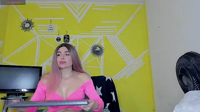 Snapshot of Nikolle_Rouss chatting on December 5, 2025, 3:59 am Nikolle Rouss online show from December 5, 2025, 3:59 am