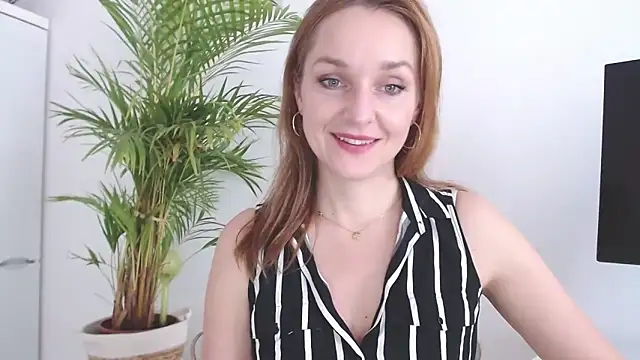 Snapshot of AliciaDesire chatting on February 2, 2026, 2:16 pm AliciaDesire online show from February 2, 2026, 2:16 pm