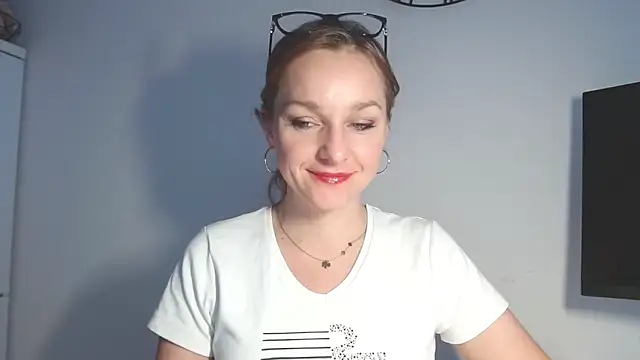 Snapshot of AliciaDesire chatting on February 18, 2026, 6:53 am AliciaDesire online show from February 18, 2026, 6:53 am