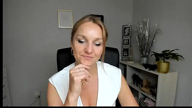 Snapshot of AliciaDesire chatting on July 7, 2026, 1:04 pm AliciaDesire online show from July 7, 2026, 1:04 pm