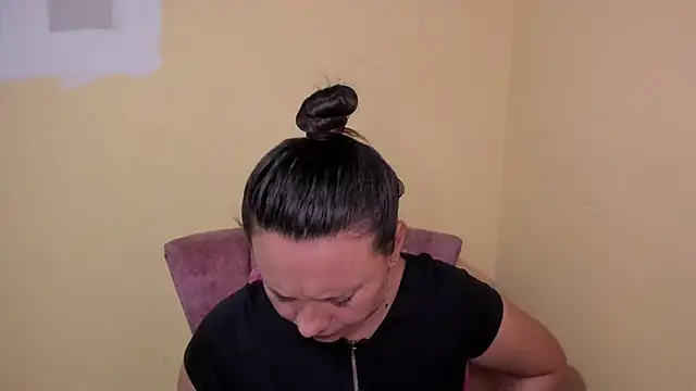 lauraguzman online show from July 17, 2026, 3:24 am