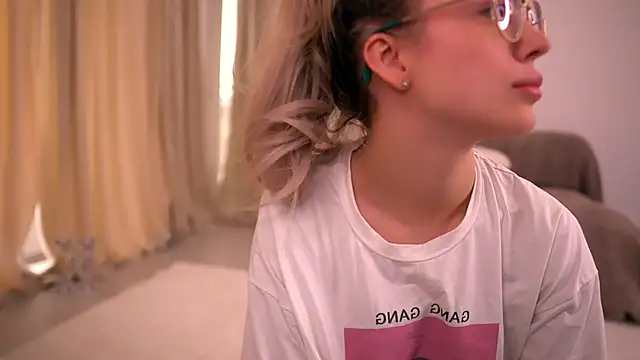 KylieJoyce online show from April 1, 2026, 6:36 am