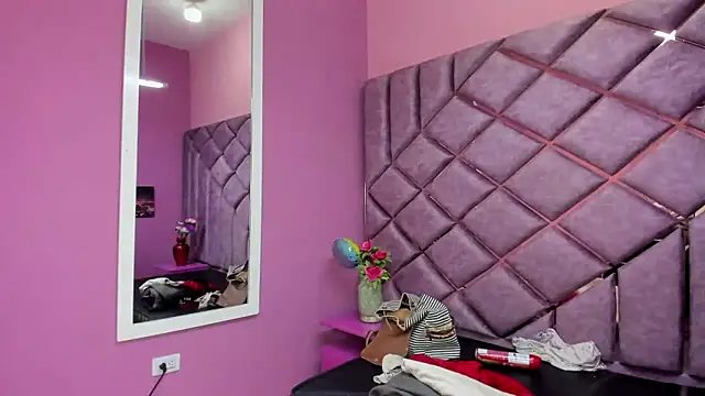 Snapshot of Sarah_Hornny chatting on March 7, 2025, 6:57 am Sarah Hornny online show from March 7, 2025, 6:57 am