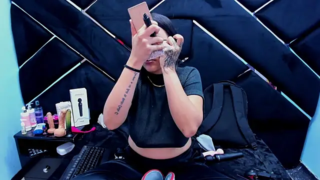 Snapshot of Sarah_Hornny chatting on November 12, 2025, 4:24 am Sarah Hornny online show from November 12, 2025, 4:24 am