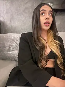 Snapshot of AbyThompson chatting on January 29, 2025, 1:27 am AbyThompson online show from January 29, 2025, 1:27 am