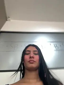 Snapshot of LaurenRodriiguez chatting on April 21, 2026, 7:17 pm LaurenRodriiguez online show from April 21, 2026, 7:17 pm