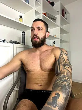 Snapshot of LoveIsBlind_ chatting on October 4, 2025, 7:39 am LoveIsBlind  online show from October 4, 2025, 7:39 am