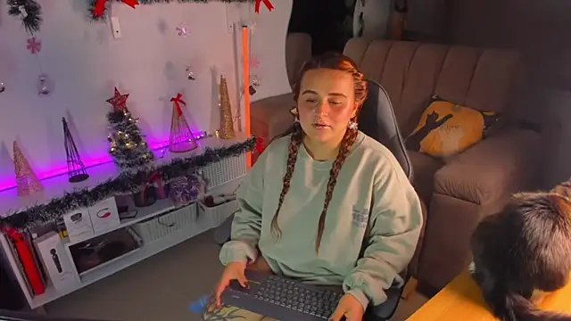 Snapshot of evy_orange1 chatting on December 17, 2025, 1:11 am evy orange1 online show from December 17, 2025, 1:11 am