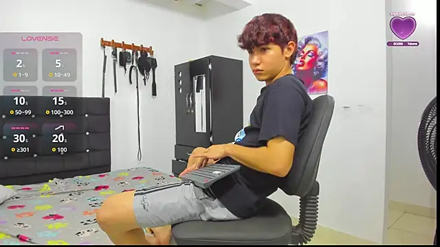 Snapshot of Alexander_and_Xiao chatting on February 4, 2026, 12:49 am Alexander and Xiao online show from February 4, 2026, 12:49 am