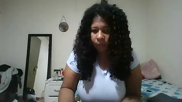 Snapshot of Ivon-09 chatting on May 3, 2026, 12:00 pm Ivon-09 online show from May 3, 2026, 12:00 pm