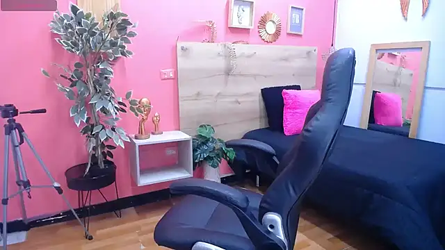 scarlet-foox online show from November 19, 2025, 2:50 pm