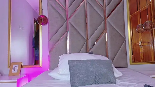 Snapshot of Lola_King chatting on February 19, 2025, 8:33 am Lola King online show from February 19, 2025, 8:33 am