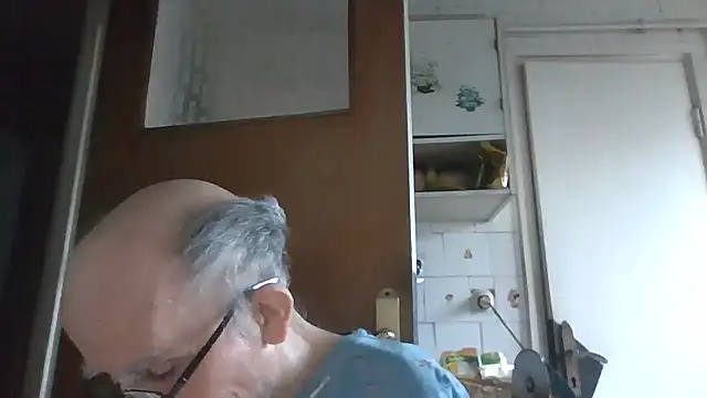 mariusica1xh online show from March 12, 2026, 4:02 pm