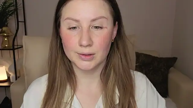 Snapshot of Helens_love chatting on May 1, 2026, 1:43 am Helens love online show from May 1, 2026, 1:43 am