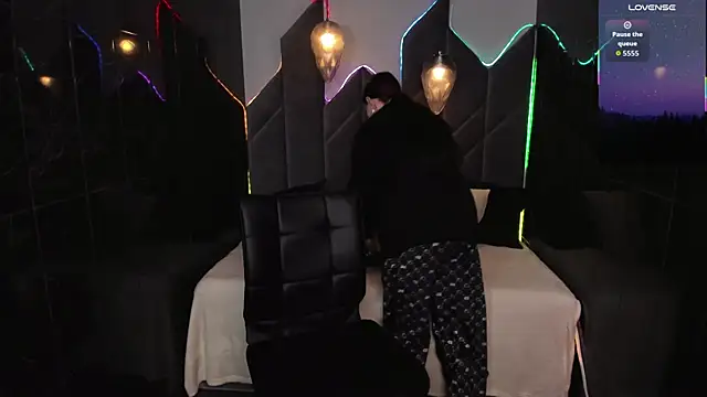 Lily Moonlight online show from December 13, 2025, 7:53 pm