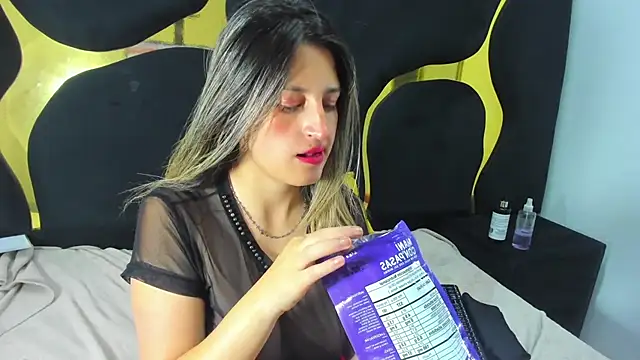 GiaRoussel online show from November 13, 2025, 4:50 pm