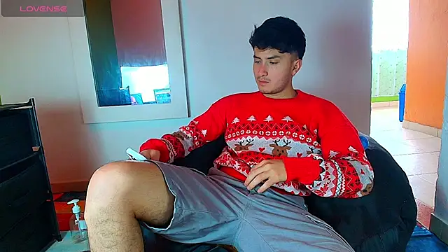 Snapshot of santyago_taylor chatting on December 4, 2025, 6:27 pm santyago taylor online show from December 4, 2025, 6:27 pm