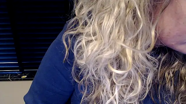Snapshot of JenniLowen chatting on February 10, 2025, 1:55 pm JenniLowen online show from February 10, 2025, 1:55 pm