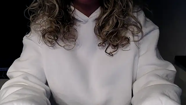 Snapshot of JenniLowen chatting on February 25, 2025, 8:14 am JenniLowen online show from February 25, 2025, 8:14 am