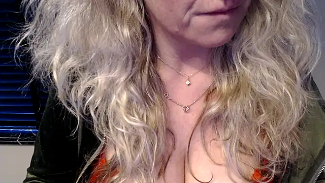 Snapshot of JenniLowen chatting on March 3, 2025, 2:26 pm JenniLowen online show from March 3, 2025, 2:26 pm