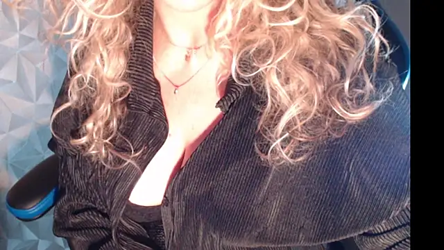 Snapshot of JenniLowen chatting on March 13, 2025, 2:01 pm JenniLowen online show from March 13, 2025, 2:01 pm