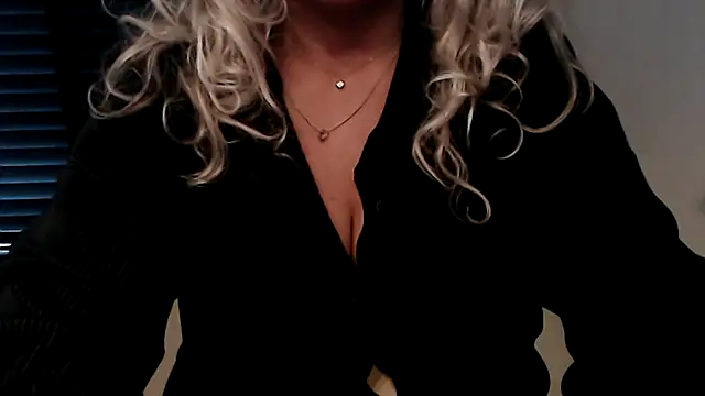 Snapshot of JenniLowen chatting on October 12, 2025, 12:04 pm JenniLowen online show from October 12, 2025, 12:04 pm