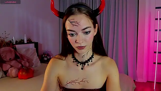 Snapshot of Undertheskin chatting on October 31, 2025, 1:12 pm Undertheskin online show from October 31, 2025, 1:12 pm