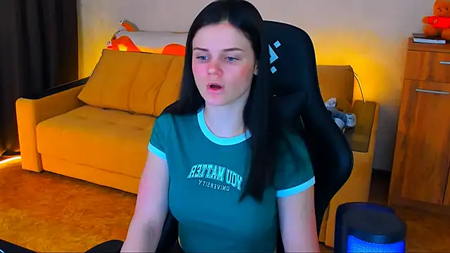 Snapshot of Lora_Cain chatting on January 15, 2025, 1:45 am Lora Cain online show from January 15, 2025, 1:45 am