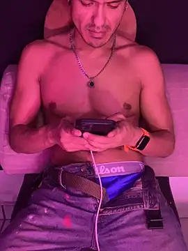 Snapshot of thesummerboy chatting on December 6, 2024, 8:05 am thesummerboy online show from December 6, 2024, 8:05 am