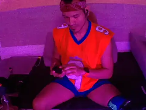 Snapshot of thesummerboy chatting on January 19, 2025, 12:06 am thesummerboy online show from January 19, 2025, 12:06 am